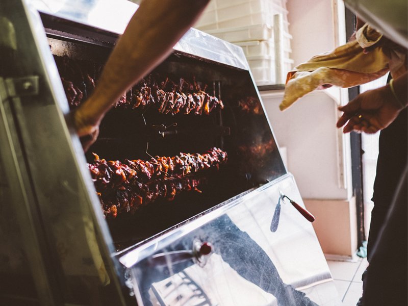 Patrimonio indiscusso della gastronomia locale, lo spiedo per i bresciani non è semplicemente un piatto da gustare tutto l’anno, è soprattutto un rituale che inizia dalla preparazione e termina a tavola.